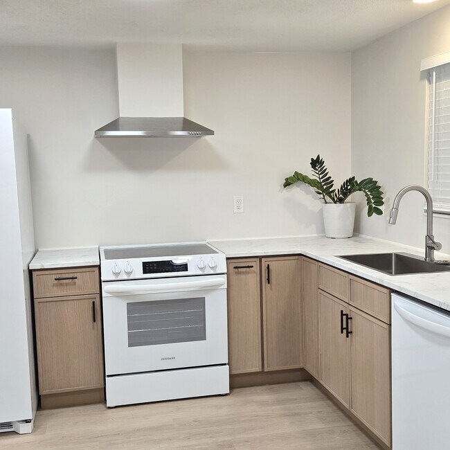 Building Photo - 3/2.5/1 Beautifully Updated Crystal River Home with Carport, Garage & Fenced Yard