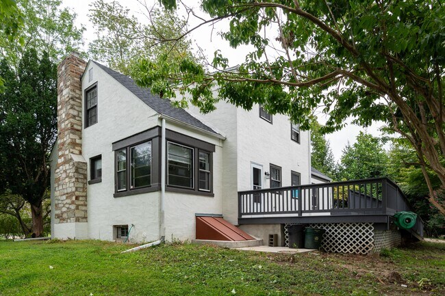 Building Photo - 1122 Lower Ferry Rd