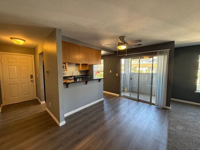 Building Photo - Parkview condo close to shopping & freeway access!