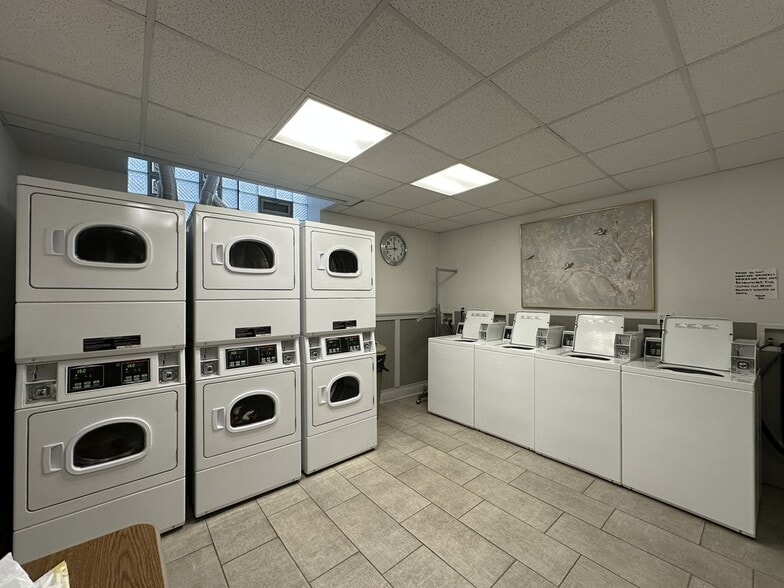 Building Photo - 4756 N Maplewood Ave