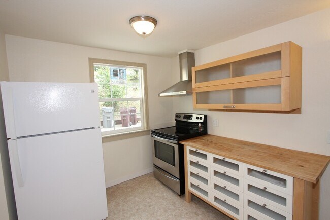 Building Photo - 1037-1037 Warfield Ave