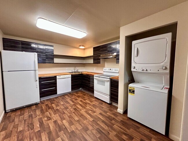 Building Photo - $0 DEPOSIT OPTION. COZY 2-BEDROOM CONDO WITH NO CARPET, 2 PARKING SPACES, IN WESTMINSTER. WITH EA...