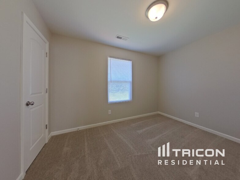 Building Photo - 5819 Hewitt Dr