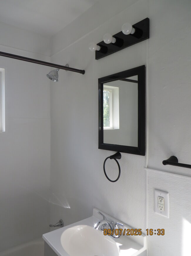 Building Photo - 1625 Walton St