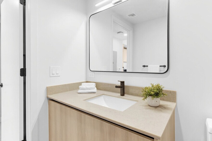 Building Photo - 501 NE 1st Ave