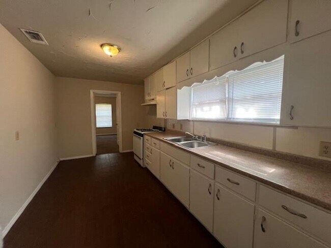 Building Photo - 1906 Bosque Blvd