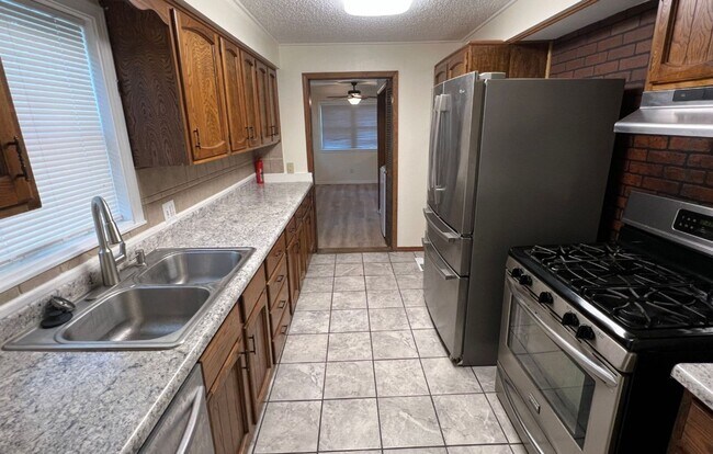 Building Photo - Coming Soon! Spacious 3-Bed, 2-Bath Home i...