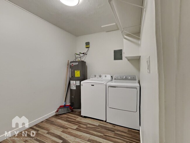 Building Photo - 1544 W 6th St