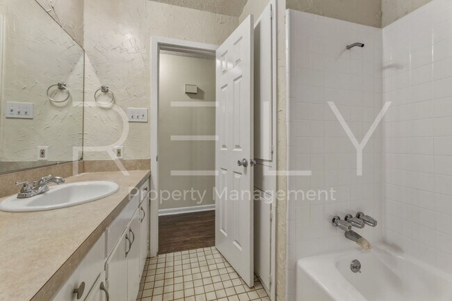 Building Photo - CV-AUS205 W William Cannon