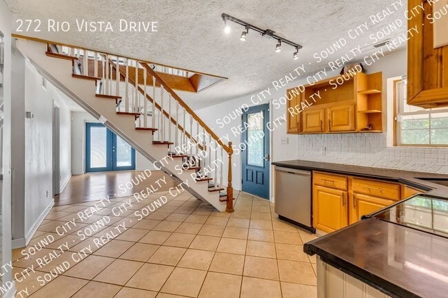 Building Photo - 272 Rio Vista Dr
