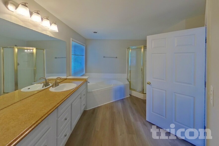Building Photo - 4270 Riverlake Way