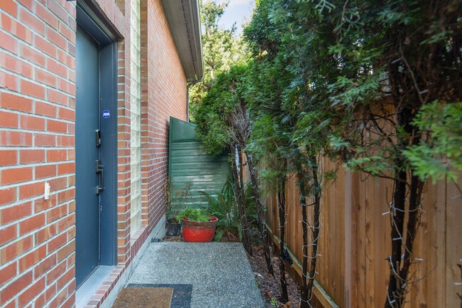 Building Photo - 4403 Powell Pl S