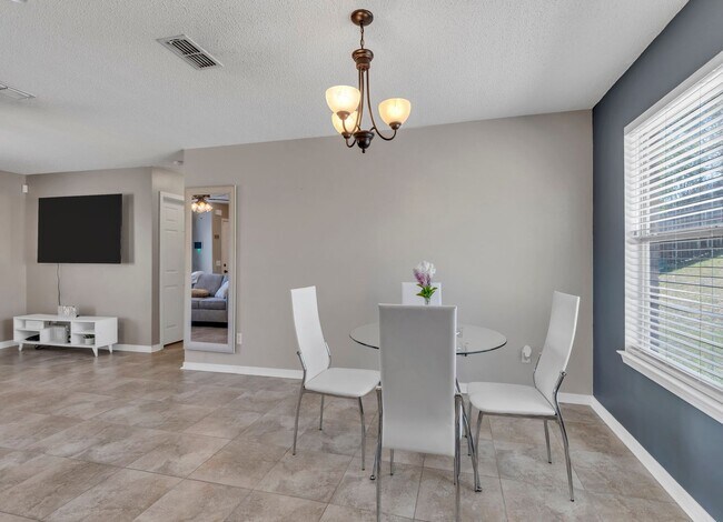 Building Photo - Renovated 3BR/2BA All-Brick Home | South C...