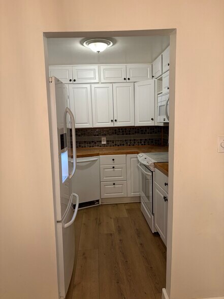 Building Photo - 208 Woodland Vlg