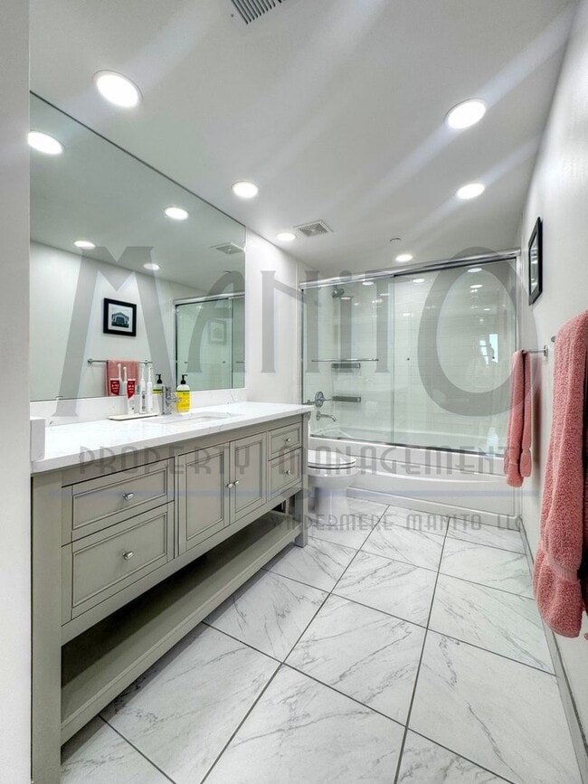 Building Photo - Stunning & Spacious Penthouse Condo