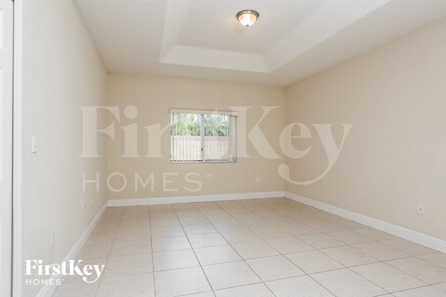 Building Photo - 213 SW 15th Pl