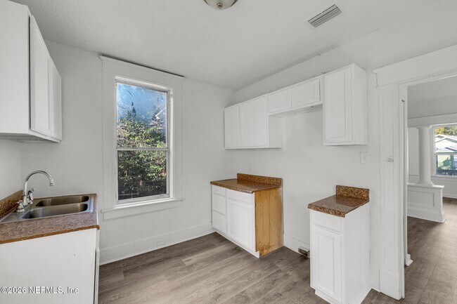 Building Photo - 522 W 21st St