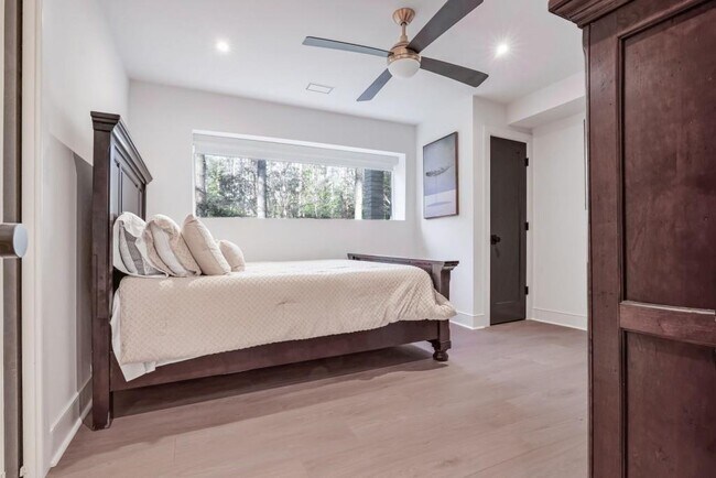 Building Photo - 1007 Somerset Dr NW