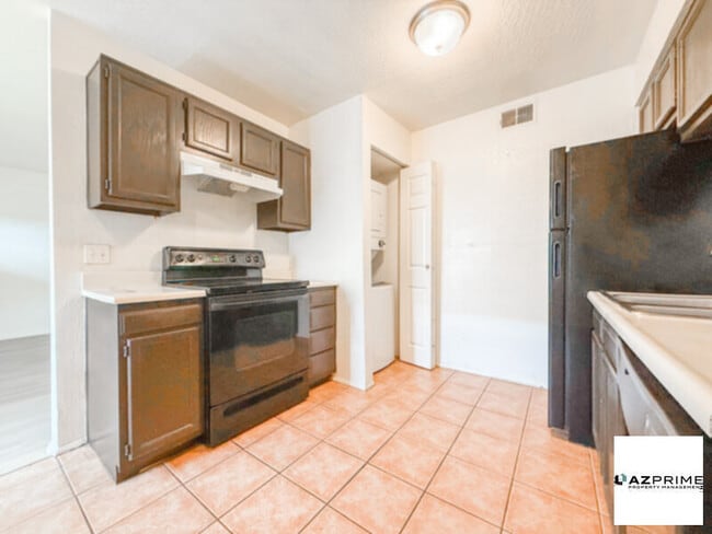 Building Photo - Introducing this Remarkable 2/1 Phoenix Co...