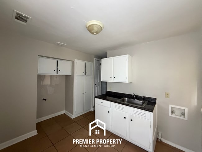 Building Photo - Cozy 3BR Memphis Home with Fenced Yard, Bright Living Space & Convenient Layout