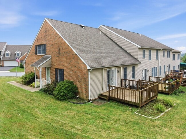 Building Photo - Beautiful 3 BR End Unit Townhouse in Summit Hills!
