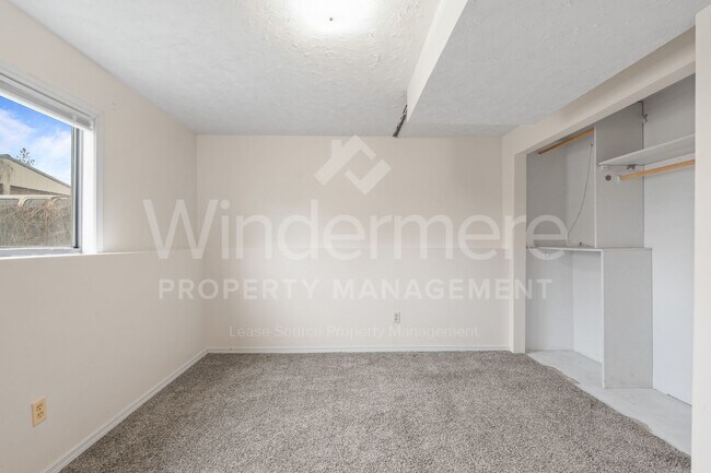 Building Photo - Beautiful Family Home ! Spring Special !! 50% Off first months rent.