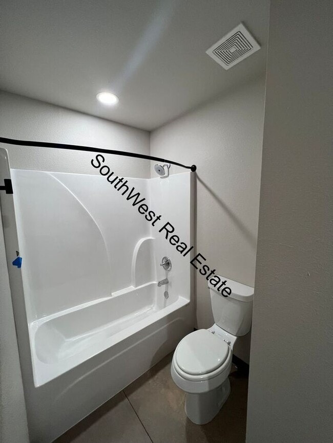 Building Photo - Spacious 2 bedroom 2 Bath apartment