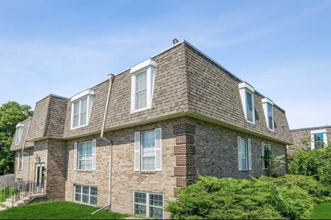 Building Photo - 1100 E 6th St