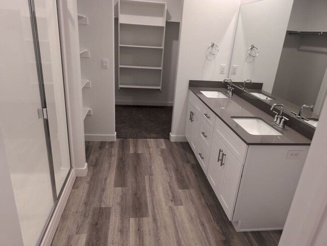 Building Photo - Modern Comfort Meets Effortless Living in Long Valley!