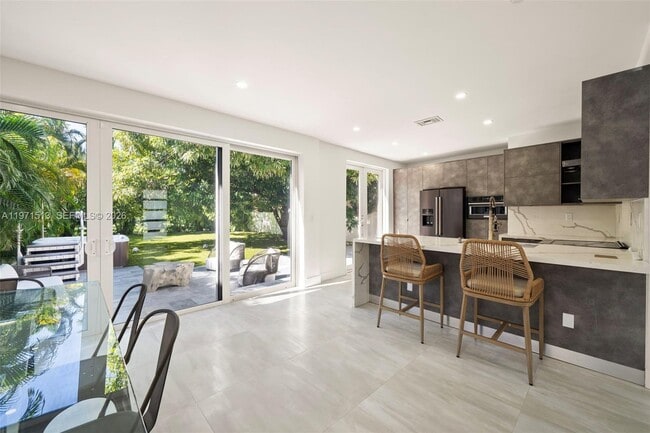 Building Photo - 3166 Royal Palm Ave