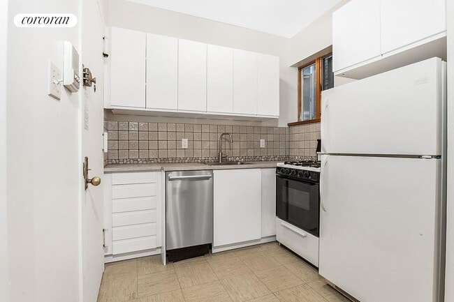 Building Photo - 323 E 89th St