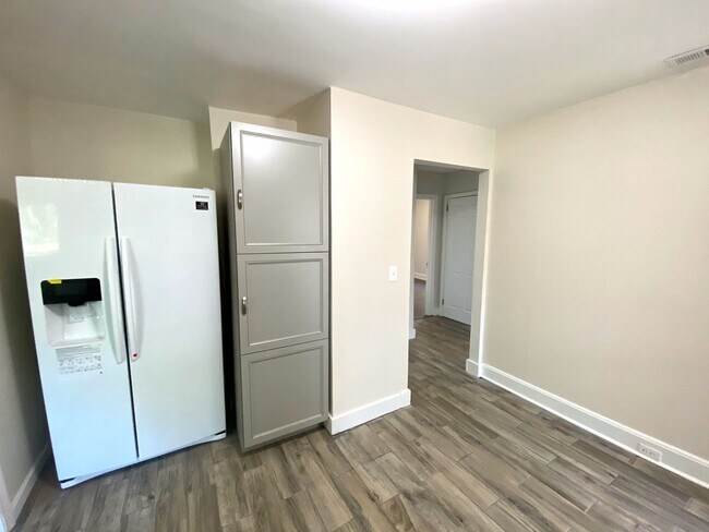 Building Photo - 3 Bedroom Home in Seneca, SC