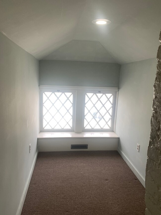 Building Photo - 30 W Main St