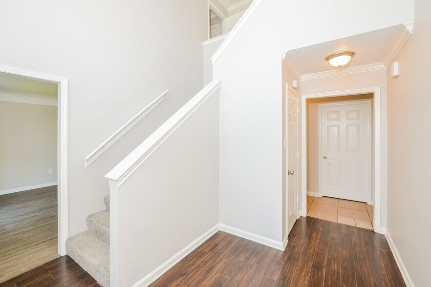 Building Photo - 5617 Annandale Dr