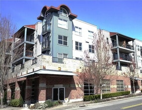 Building Photo - Perfect Location! Greenwood Condo!