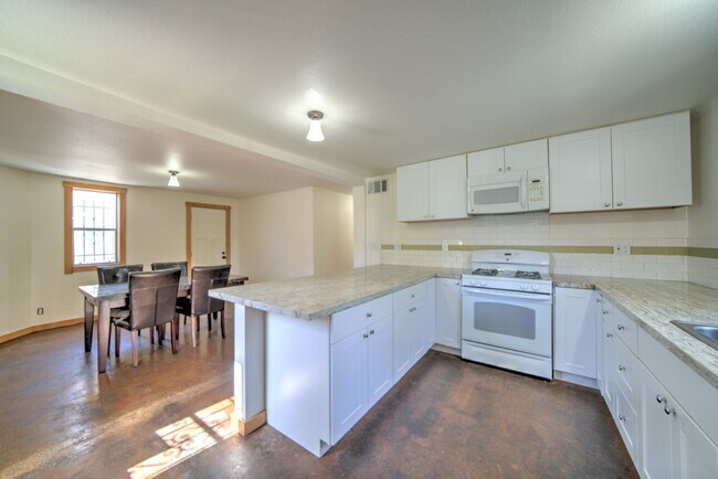 Building Photo - 2225 Blake St