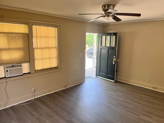 Building Photo - Charming 1 Bedroom