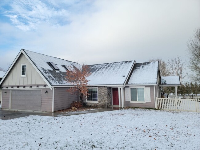 Primary Photo - Freshly Updated Rambler in West Richland