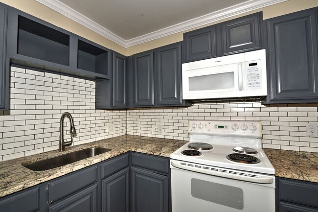 Building Photo - Stylish and Spacious 4-Bedroom Home PLUS C...