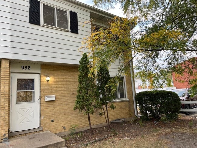 Primary Photo - 952 Virginia Ln