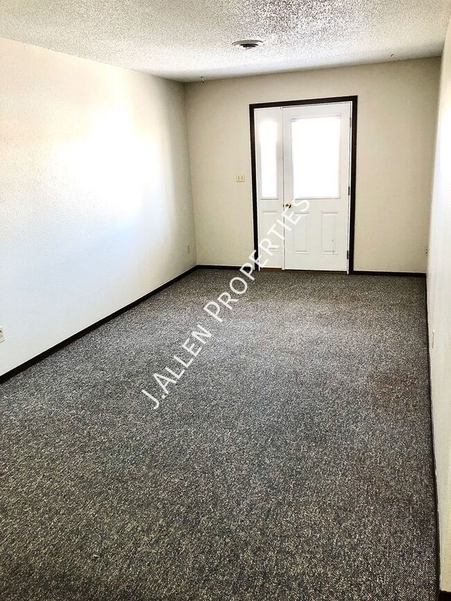 Building Photo - Rarely Available 1 bed, 1 bath