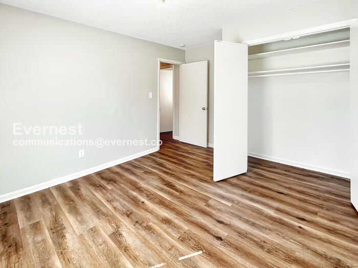 Building Photo - 425 Shallowood Ln