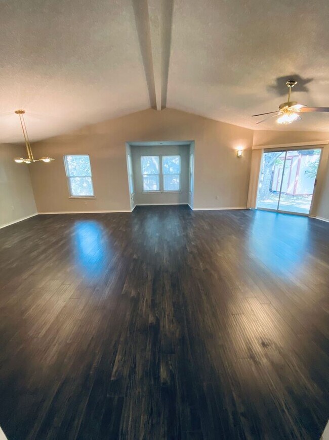 Building Photo - Northwest Crossing