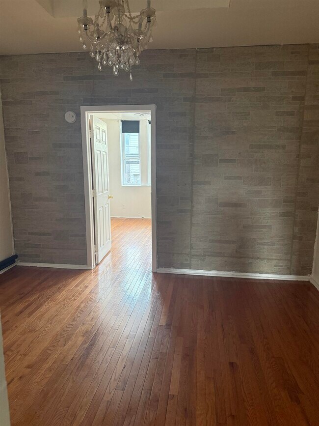 Building Photo - 1128 Summit Ave