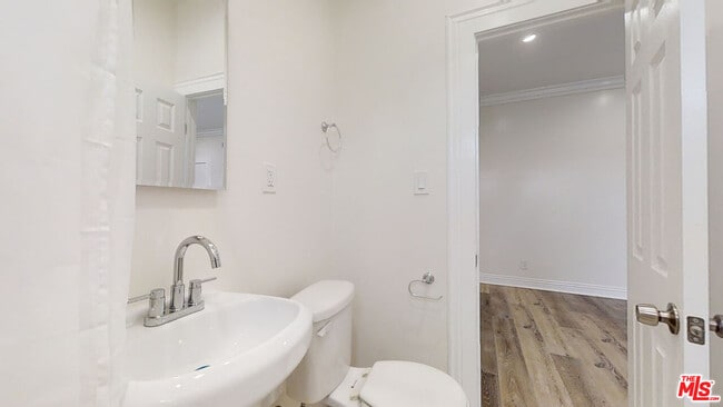 Building Photo - 1117 S Westlake Ave