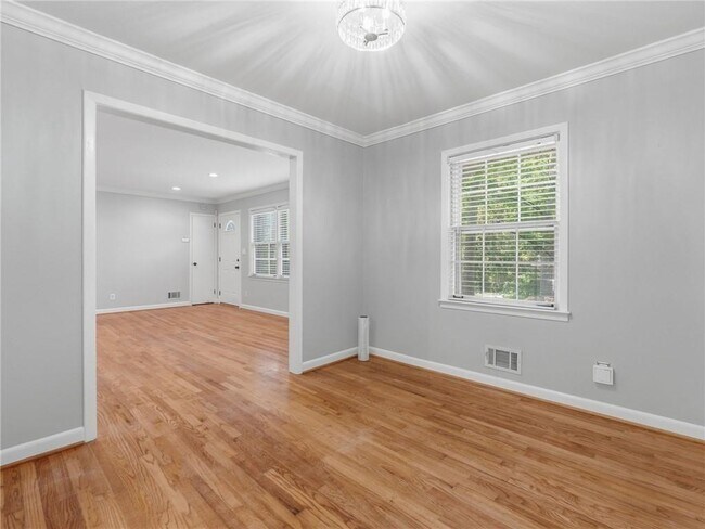 Building Photo - 1111 N Valley Dr