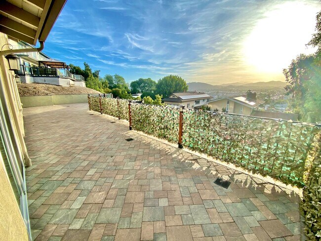 Building Photo - Large Fletcher Hills Home With 3 car Garag...