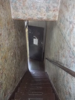 Entering the stairway - 922 E Main St