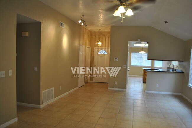 Building Photo - 4073 N Country Dr