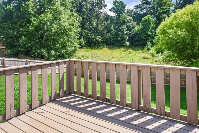 Building Photo - Pet Friendly Three Bedroom!